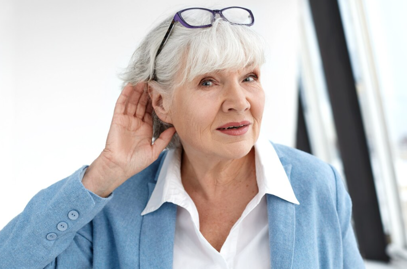 Persona revisando información sobre medicamentos y salud del oído